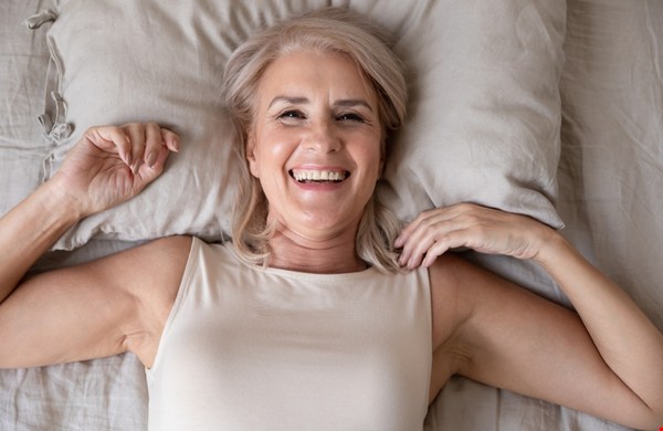 Onbevangen lachen, comfortabel kletsen: hoe een vast gebit je sociale leven teruggeeft